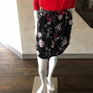 Loft tie silk skirt with pockets.